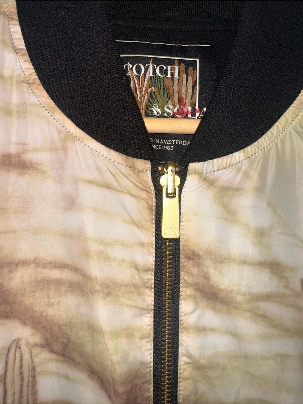 Scotch & Soda
Men's Printed Reversible Bomber Jacket
Size M - Picture 12 of 13